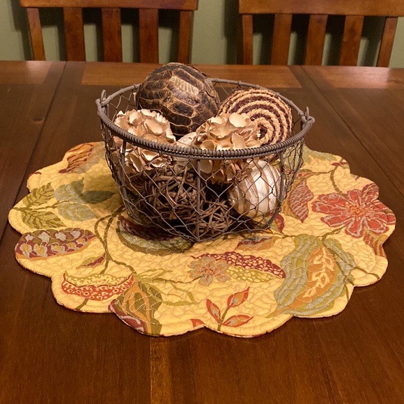 Reversible Scalloped Round FloralTable Mat - Picture 2 of 5